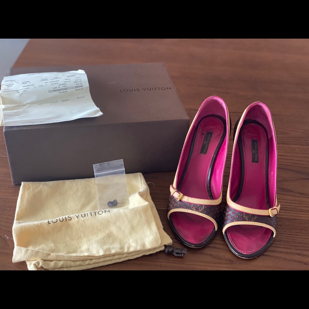 Size 38 Louis Vuitton Logo and Pink Pump